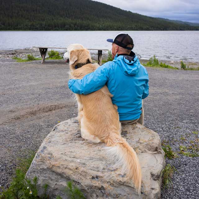 Återhämtning är viktigt. Per och Scooby njuter av lite vila i Åre.